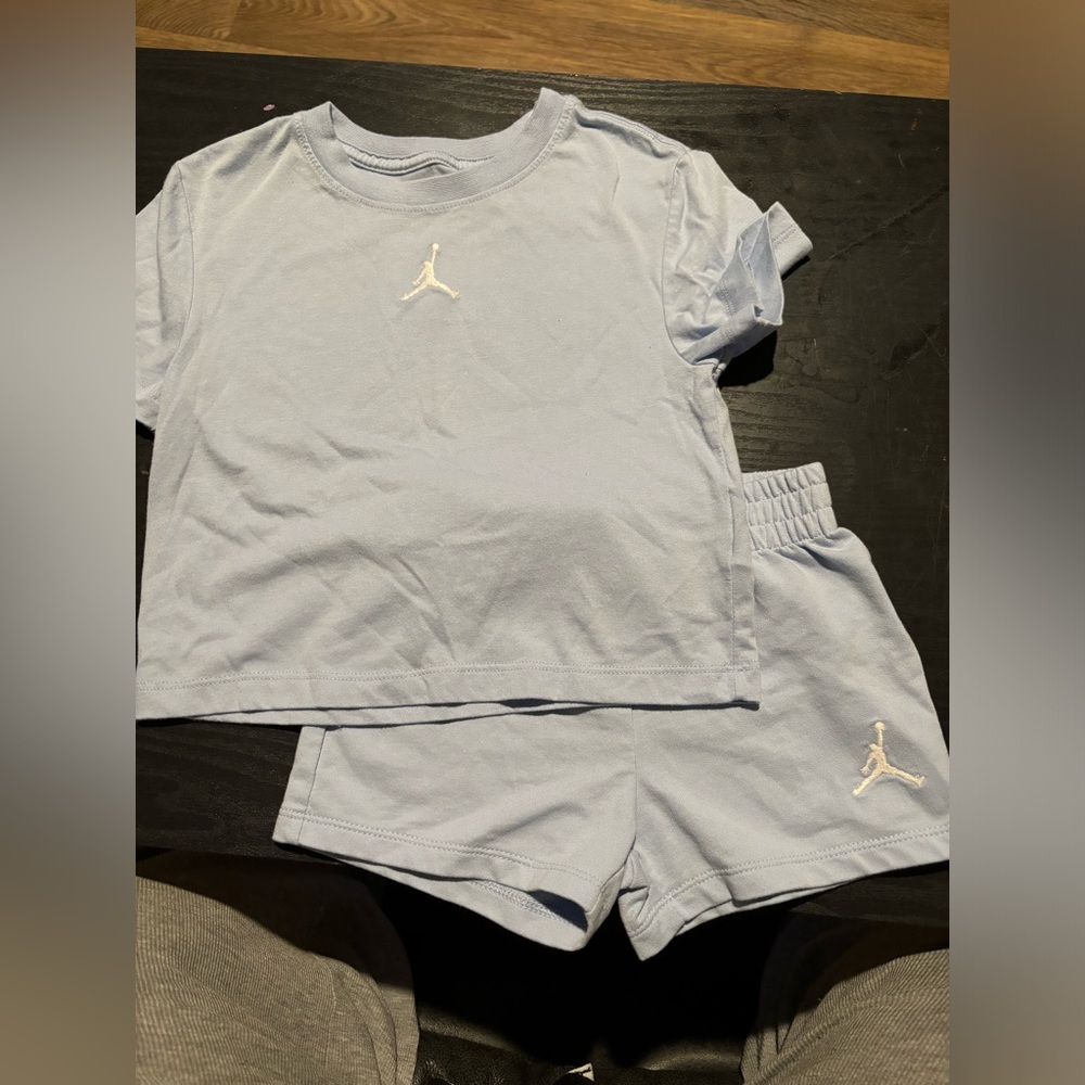 Jordan little girl short and shirt set size 4t